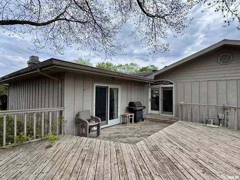 Exterior - 833 Madelyn Ave, Macomb, IL 61455 photo 6 of 10