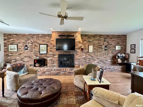 Living - 833 Madelyn Ave, Macomb, IL 61455 photo 6 of 10