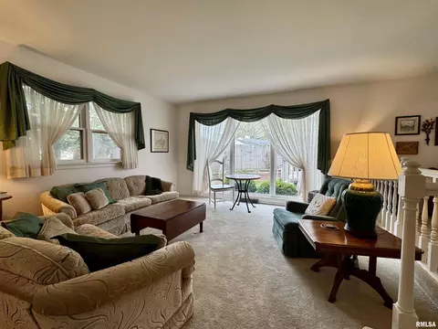 Living - 833 Madelyn Ave, Macomb, IL 61455 photo 5 of 10