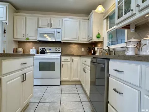 Kitchen - 833 Madelyn Ave, Macomb, IL 61455 photo 3 of 9