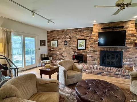 Living - 833 Madelyn Ave, Macomb, IL 61455 photo 10 of 10
