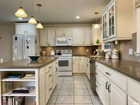Kitchen - 833 Madelyn Ave, Macomb, IL 61455 photo 2 of 9