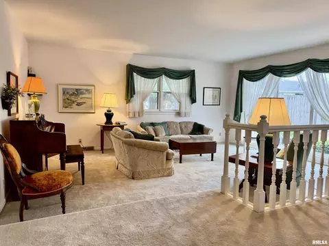 Living - 833 Madelyn Ave, Macomb, IL 61455 photo 3 of 10