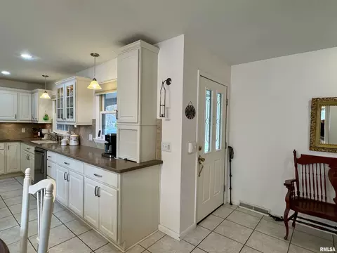 Entry Way - 833 Madelyn Ave, Macomb, IL 61455 photo 4 of 5