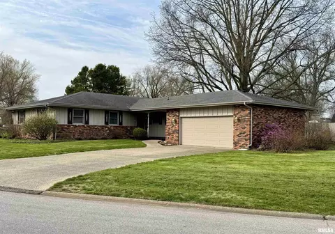 Exterior - 833 Madelyn Ave, Macomb, IL 61455 photo 3 of 10
