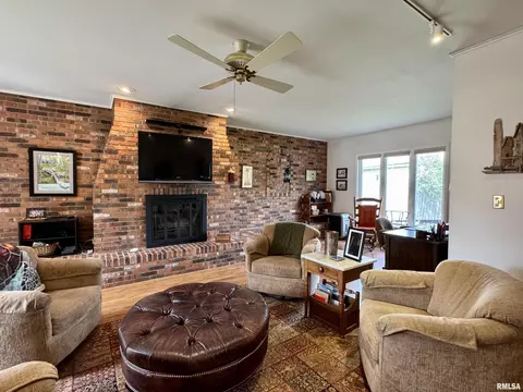 Living - 833 Madelyn Ave, Macomb, IL 61455 photo 7 of 10