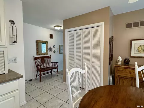 Entry Way - 833 Madelyn Ave, Macomb, IL 61455 photo 3 of 5