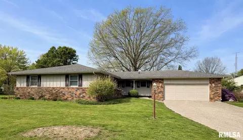 Exterior - 833 Madelyn Ave, Macomb, IL 61455 photo 2 of 10