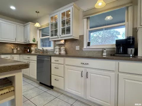 Kitchen - 833 Madelyn Ave, Macomb, IL 61455 photo 8 of 9