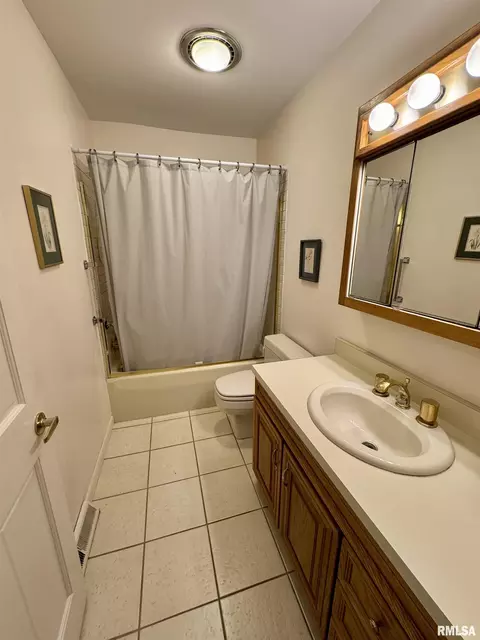 Bath - 833 Madelyn Ave, Macomb, IL 61455 photo 2 of 2