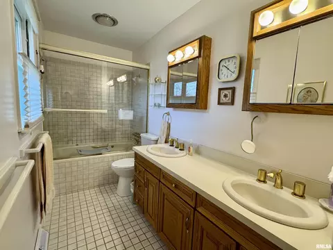 Bath - 833 Madelyn Ave, Macomb, IL 61455 photo 1 of 2