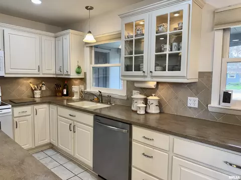 Kitchen - 833 Madelyn Ave, Macomb, IL 61455 photo 7 of 9