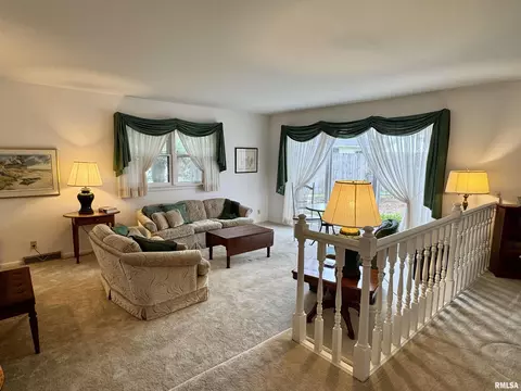 Living - 833 Madelyn Ave, Macomb, IL 61455 photo 4 of 10