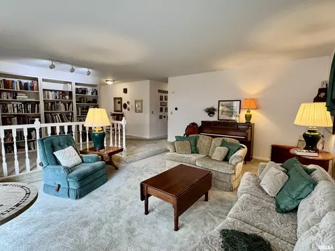 Living - 833 Madelyn Ave, Macomb, IL 61455 photo 2 of 10