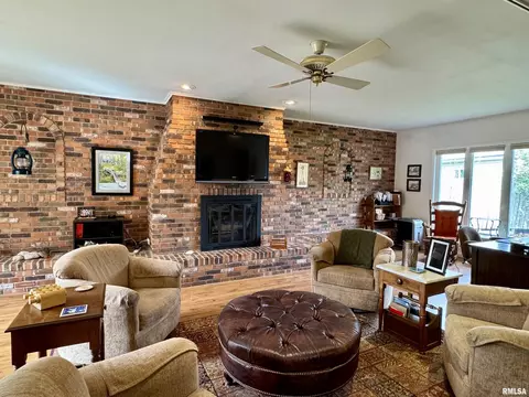Living - 833 Madelyn Ave, Macomb, IL 61455 photo 8 of 10