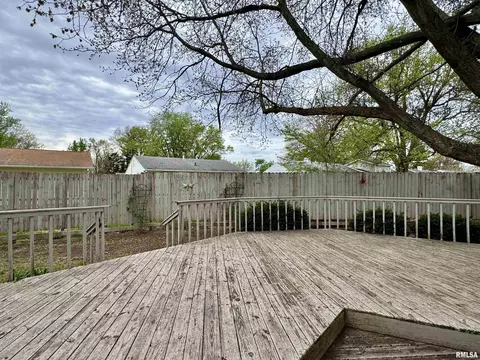 Exterior - 833 Madelyn Ave, Macomb, IL 61455 photo 7 of 10