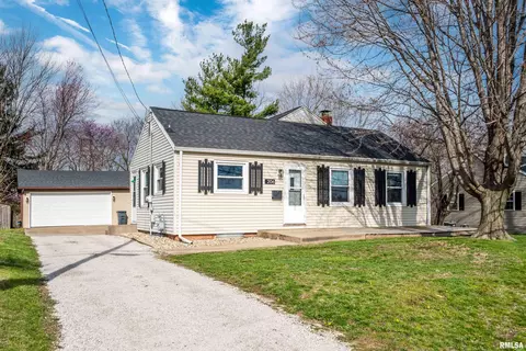Exterior - 206 S Walnut St, Eureka, IL 61530 photo 3 of 10