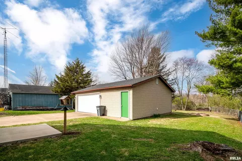 Exterior - 206 S Walnut St, Eureka, IL 61530 photo 8 of 10