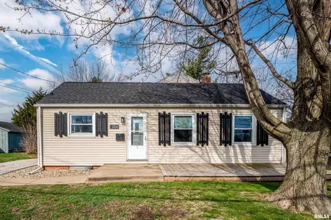 Exterior - 206 S Walnut St, Eureka, IL 61530 photo 4 of 10