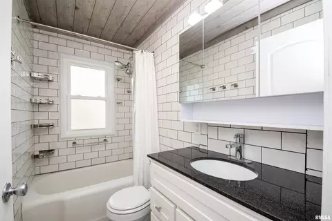 Bath - 206 S Walnut St, Eureka, IL 61530 photo 1 of 2