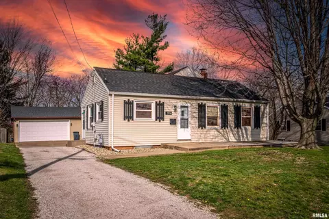 206 S Walnut St, Eureka, IL 61530