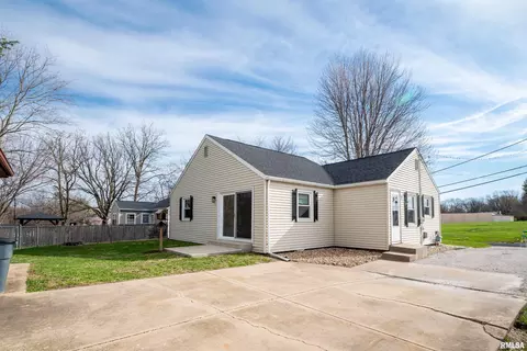 Exterior - 206 S Walnut St, Eureka, IL 61530 photo 7 of 10