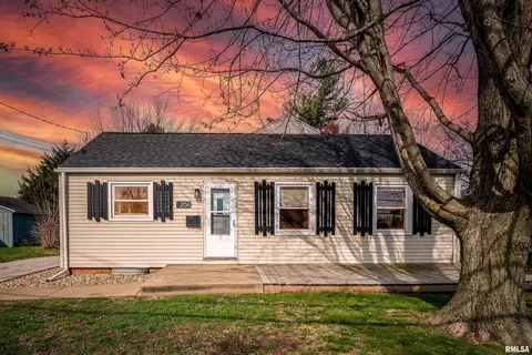 Exterior - 206 S Walnut St, Eureka, IL 61530 photo 2 of 10