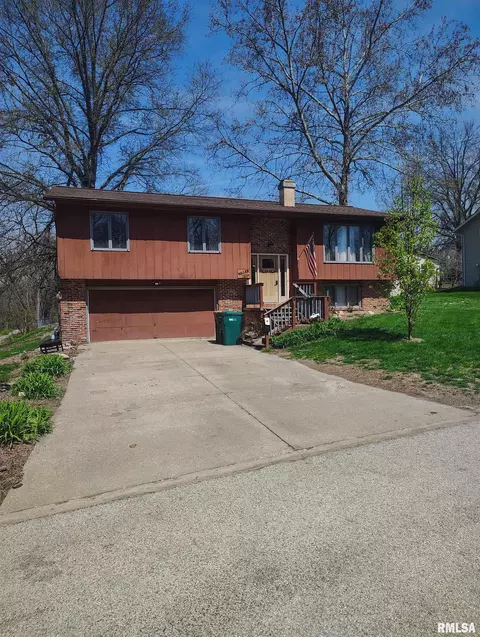 1824 Riverview Dr, Macomb, IL 61455