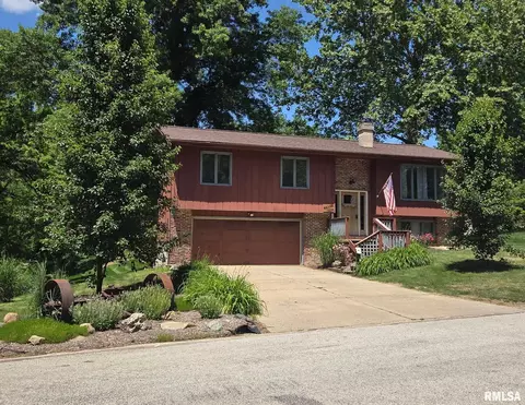 1824 Riverview Dr, Macomb, IL 61455