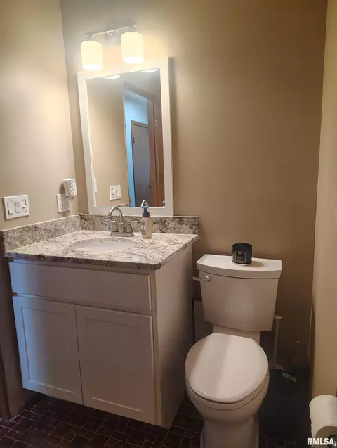Bath - 1824 Riverview Dr, Macomb, IL 61455 photo 2 of 4