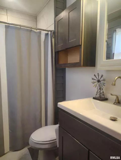 Bath - 1824 Riverview Dr, Macomb, IL 61455 photo 3 of 4
