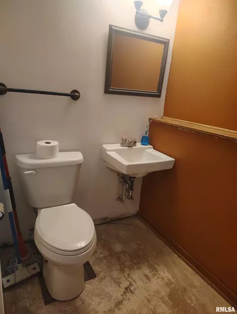 Bath - 1824 Riverview Dr, Macomb, IL 61455 photo 1 of 4