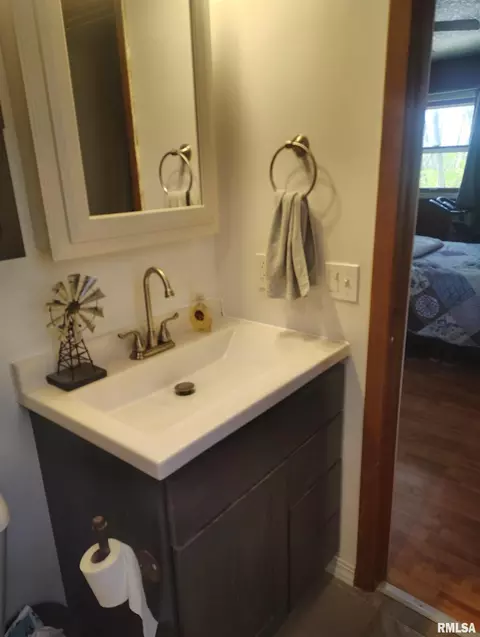 Bath - 1824 Riverview Dr, Macomb, IL 61455 photo 4 of 4