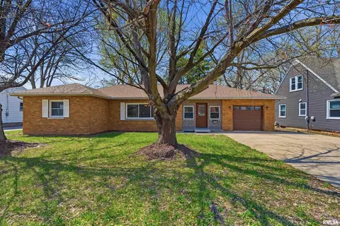 2422 Court St, Pekin, IL 61554