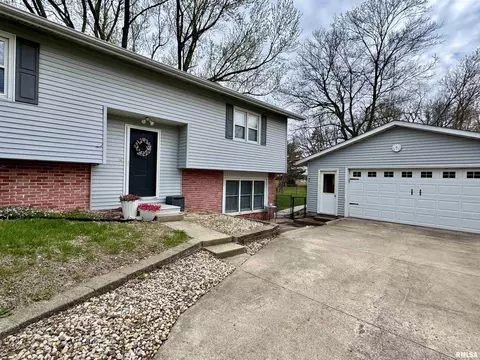 Exterior - 827 W Mcdonough St, Macomb, IL 61455 photo 3 of 6