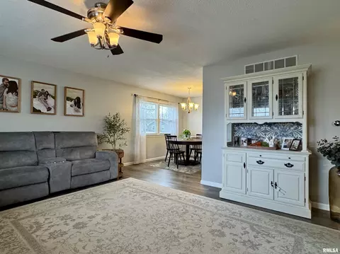 Living - 827 W Mcdonough St, Macomb, IL 61455 photo 3 of 4