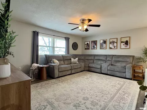 Living - 827 W Mcdonough St, Macomb, IL 61455 photo 1 of 4
