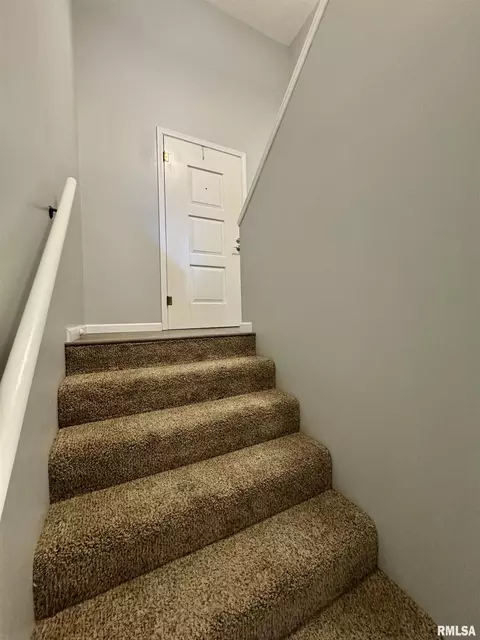 Entry Way - 827 W Mcdonough St, Macomb, IL 61455 photo 2 of 2