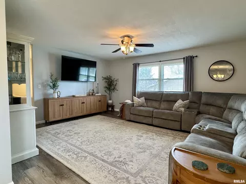 Living - 827 W Mcdonough St, Macomb, IL 61455 photo 2 of 4