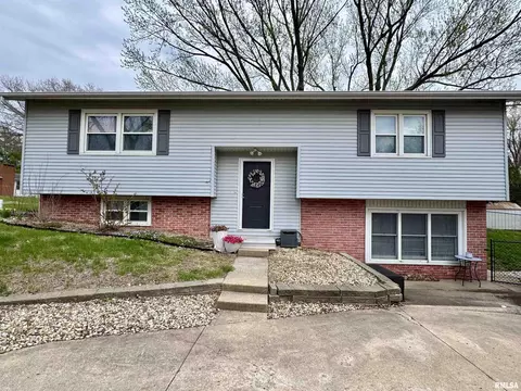 Exterior - 827 W Mcdonough St, Macomb, IL 61455 photo 2 of 6