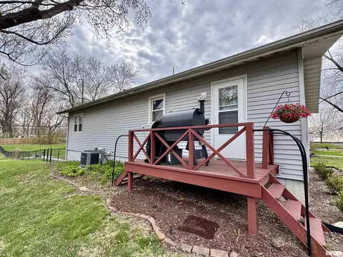 Exterior - 827 W Mcdonough St, Macomb, IL 61455 photo 5 of 6