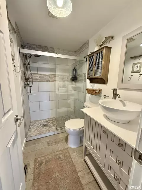 Bath - 24700 E Lakeview Dr, Canton, IL 61520 photo 5 of 6