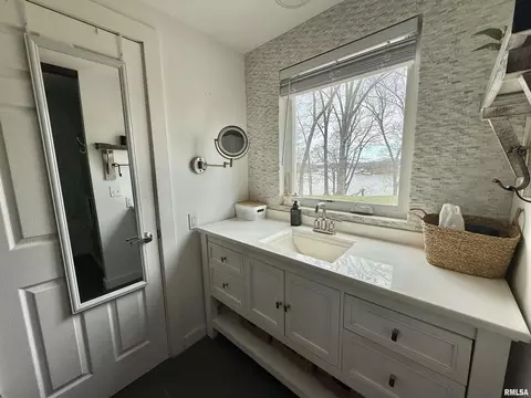 Bath - 24700 E Lakeview Dr, Canton, IL 61520 photo 3 of 6