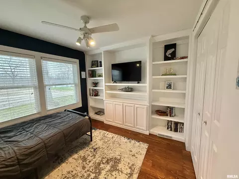 Bedroom - 24700 E Lakeview Dr, Canton, IL 61520 photo 2 of 5