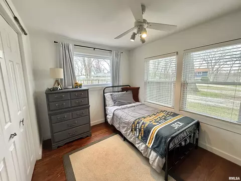 Bedroom - 24700 E Lakeview Dr, Canton, IL 61520 photo 4 of 5