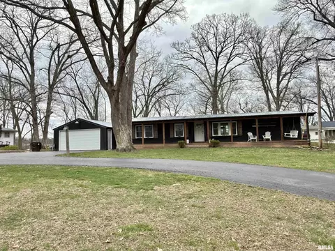 24700 E Lakeview Dr, Canton, IL 61520