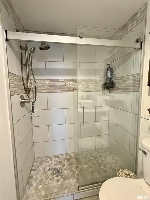 Bath - 24700 E Lakeview Dr, Canton, IL 61520 photo 6 of 6