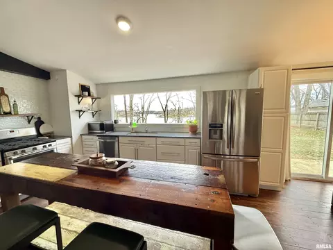 Kitchen - 24700 E Lakeview Dr, Canton, IL 61520 photo 2 of 5