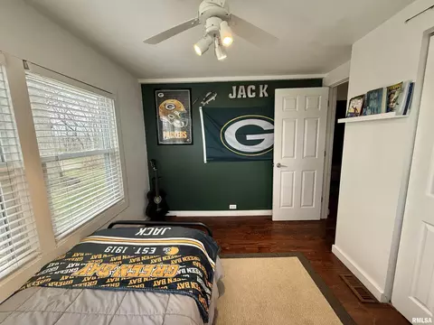Bedroom - 24700 E Lakeview Dr, Canton, IL 61520 photo 5 of 5