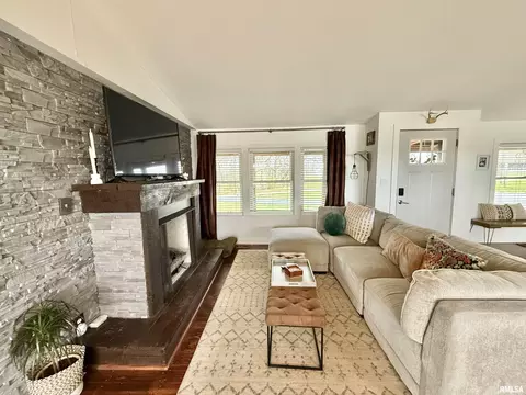 Living - 24700 E Lakeview Dr, Canton, IL 61520 photo 2 of 3